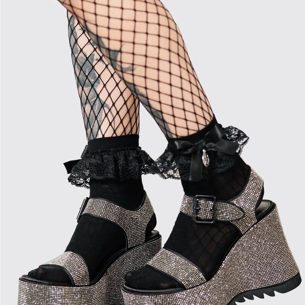 💚💚💚 Silver Shiny Platform Sandals with Black.
- treaded soles.